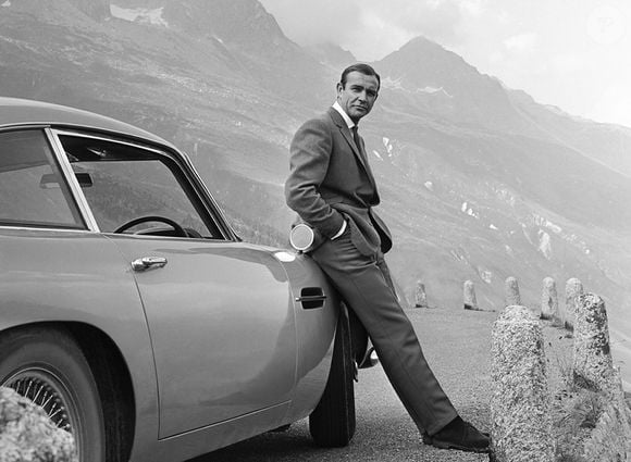 Sean Connery viveu James Bond em Diamonds Are Forever, filme de 1971 cujo salário milionário foi destinado pelo ator a uma instituição educacional na Escócia