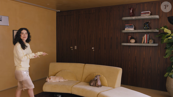 A reforma do apartamento de Manu Gavassi e Jullio Reis incluiu a reorganização dos quartos para dar lugar a três suítes. A antiga sala de TV foi transformada no quarto da filha, Nara, enquanto um dos dormitórios passou a funcionar como closet, conforme informações da Casa Vogue