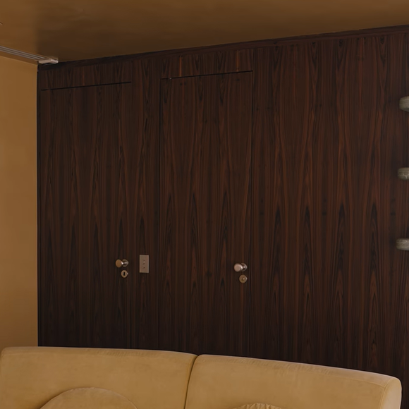 A reforma do apartamento de Manu Gavassi e Jullio Reis incluiu a reorganização dos quartos para dar lugar a três suítes. A antiga sala de TV foi transformada no quarto da filha, Nara, enquanto um dos dormitórios passou a funcionar como closet, conforme informações da Casa Vogue