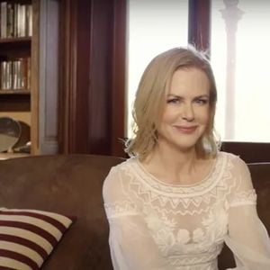 Nicole Kidman possui uma biblioteca com diversos itens, incluindo um sofá de couro