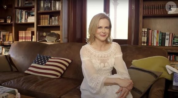 Nicole Kidman possui uma biblioteca com diversos itens, incluindo um sofá de couro