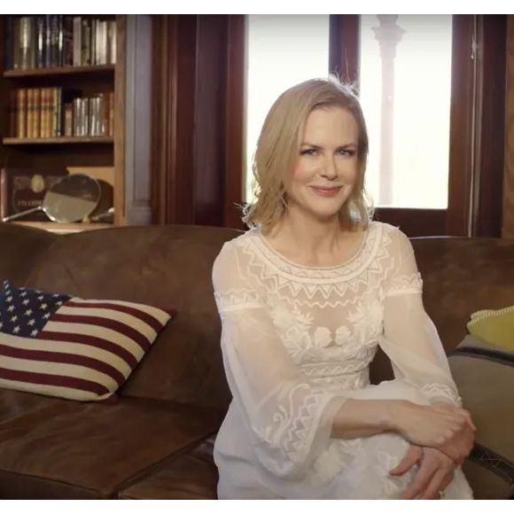 Nicole Kidman possui uma biblioteca com diversos itens, incluindo um sofá de couro