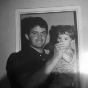 Alexandre Cosme Vianna (à esquerda na foto), pai de Pedro Scooby, morreu em abril de 2024. Uma ação judicial movida por uma ex-funcionária trouxe à tona a existência de Mylena, filha registrada pelo empresário