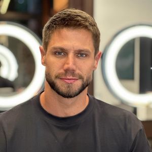 Maxilar bem marcado de Jonas Sulzbach foi o responsável por aumentar os rumores