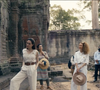 Angelina Jolie faz constantes viagens ao Camboja, onde seu filho adotivo Maddox nasceu, e organiza trabalhos voluntários no país