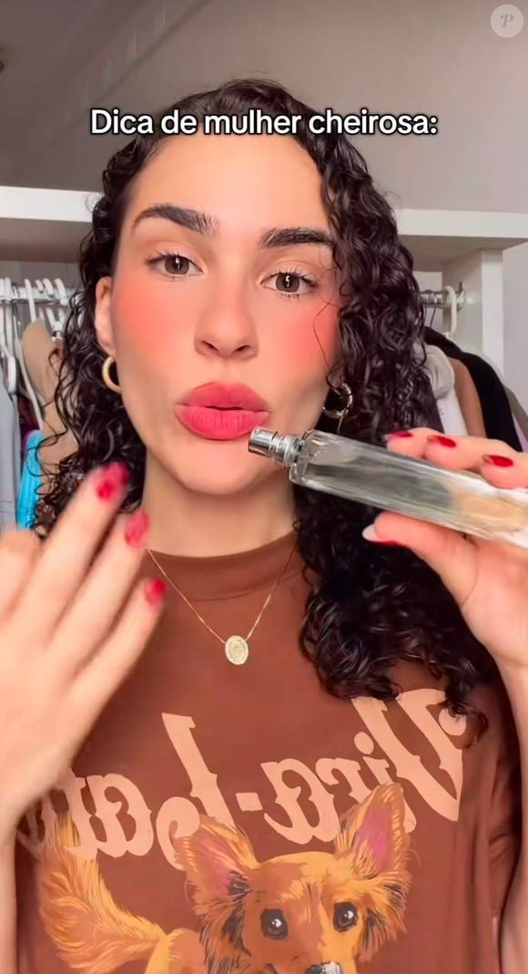 "Eu não faço ideia do que você pensa sobre mim, mas eu tenho certeza que se você passar por perto de mim, você vai saber que eu sou cheirosa", declarou Lívian Aragão ao apresentar sua dica de perfumaria no TikTok