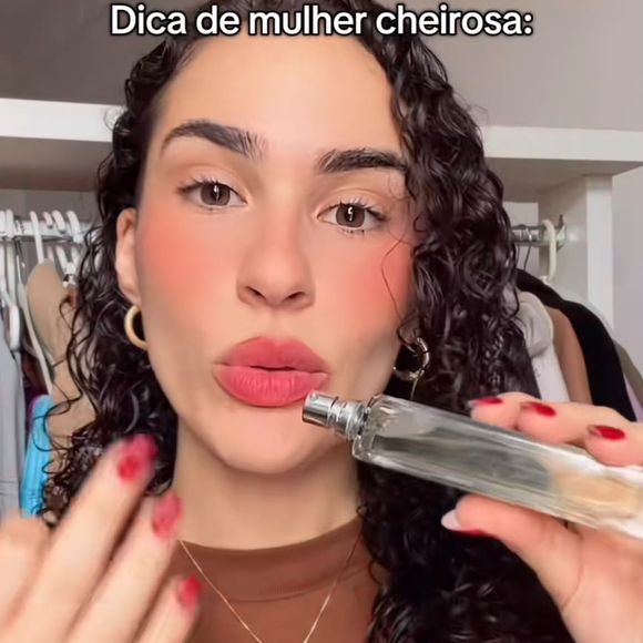 "Eu não faço ideia do que você pensa sobre mim, mas eu tenho certeza que se você passar por perto de mim, você vai saber que eu sou cheirosa", declarou Lívian Aragão ao apresentar sua dica de perfumaria no TikTok
