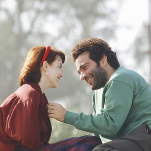 Bastidores de cena com Afonso (Humberto Carrão) e Solange (Alice Wegmann).