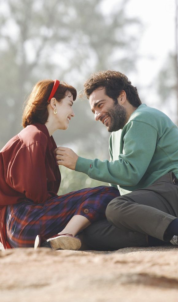 Bastidores de cena com Afonso (Humberto Carrão) e Solange (Alice Wegmann).