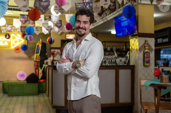 Vasco (Thiago Martins) aposta em visual despojado para o grande dia: camisa branca de padronagem discreta, calça neutra e tênis esportivo quebram a formalidade do casamento em 'Vale Tudo'