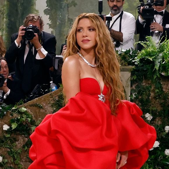 O código de vestimenta "Tailored for You" convida os convidados a interpretarem a alfaiataria de forma personalizada, celebrando a individualidade através de cortes sob medida, tecidos inovadores e silhuetas ousadas