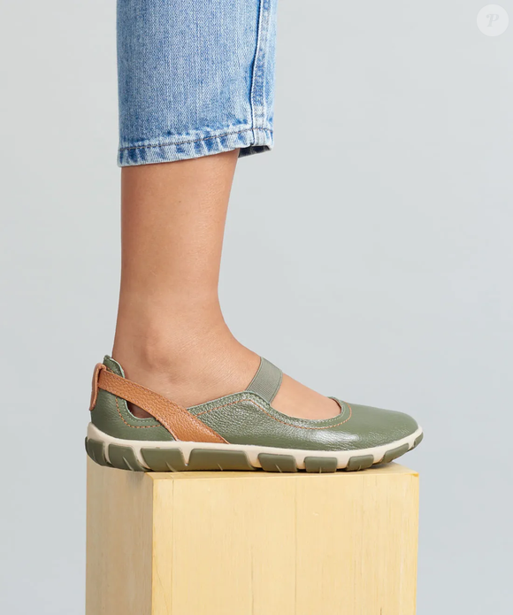 Desenvolvido em couro floater de alta qualidade e com sola exclusiva, o modelo, da Soulier, combina elegância, praticidade e bem-estar para acompanhar a rotina com máximo conforto. Na versão em verde-militar, a sapatilha harmoniza facilmente com bermudas jeans de comprimento midi, vestidos de algodão e outras produções casuais. Até o fechamento desta matéria, o modelo estava disponível por R$ 229,90 na loja oficial da marca