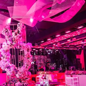 Uma grande estrutura floral em espiral chama atenção no salão principal da festa da WePink