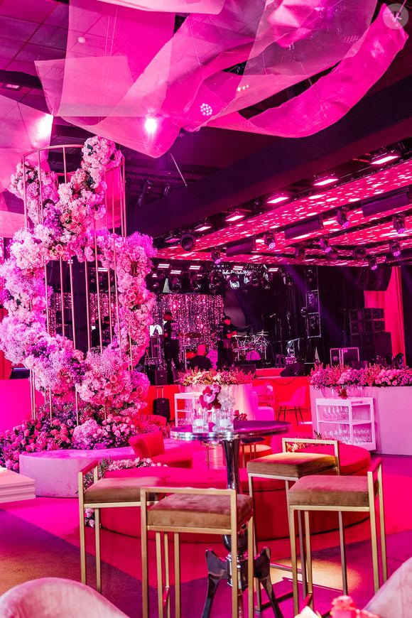 Uma grande estrutura floral em espiral chama atenção no salão principal da festa da WePink