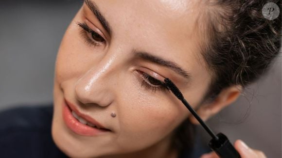 Além do cuidado com as sobrancelhas, a maquiadora Susana Marín compartilha dois truques para rejuvenescer e refrescar o olhar: usar um lápis bege na linha d'água inferior do olho e aplicar a máscara de cílios desde a raiz, girando o aplicador