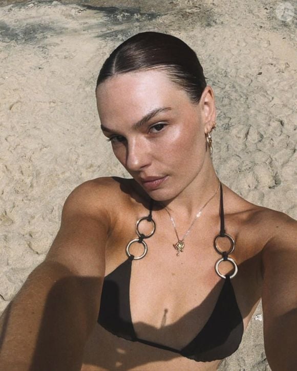 "Maravilhosa lindona... que lugar mais lindo" e "Sereia linda", comentaram internautas nas fotos de Isis Valverde