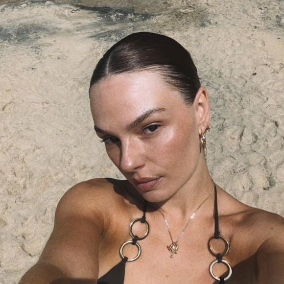 "Maravilhosa lindona... que lugar mais lindo" e "Sereia linda", comentaram internautas nas fotos de Isis Valverde