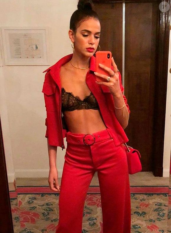 Além dos vestidos, as combinações como os conjuntos de calça e blusa na cor vermelha são uma ótima opção. Bruna Marquezine também combinou à uma bolsa na tonalidade.
