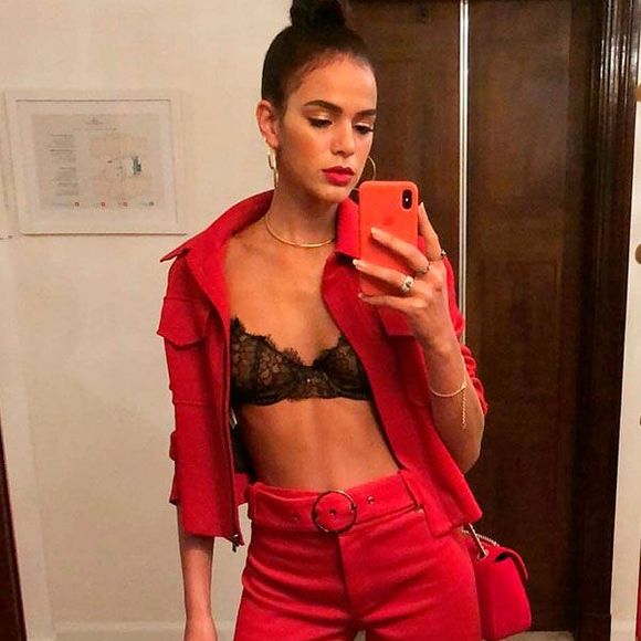 Além dos vestidos, as combinações como os conjuntos de calça e blusa na cor vermelha são uma ótima opção. Bruna Marquezine também combinou à uma bolsa na tonalidade.
