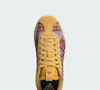 Nem bege, nem marrom: o Adidas VL Court 3.0 em tonalidade que lembra as famosas arepas da Colômbia está conquistando os apaixonados por moda casual. O modelo combina conforto, estilo atemporal e uma cor que transmite sofisticação sem esforço