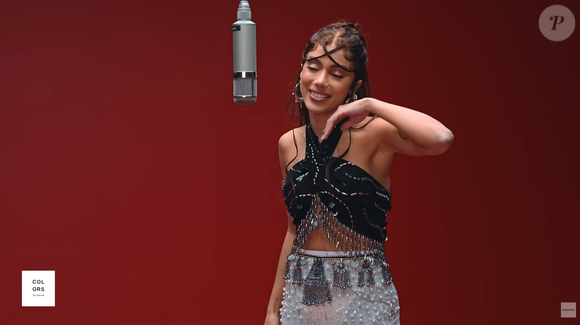 Mas o look da “Girl From Rio” não passou despercebido. Na parte superior, ela usa um top halter preto assimétrico, ricamente adornado com aplicações metálicas, franjas e pedrarias, criando movimento e brilho a cada gesto. Nos braços, braceletes metálicos esculturais reforçam a atmosfera tribal chic