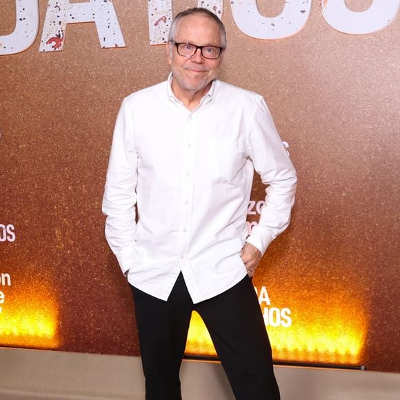 Fernando Meirelles adota um estilo clássico e despretensioso, combinando camisa social branca de algodão deixada levemente desabotoada e fora da calça. O visual é arrematado por calça social preta de corte reto, sapatos de couro preto de amarrar e óculos de armação escura