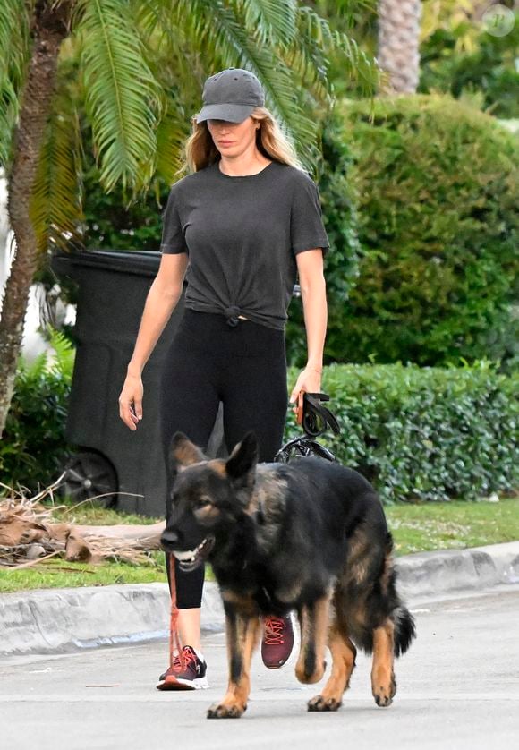 Gisele Bündchen, atualmente com 45 anos, impressiona por seu corpo super definido, inclusive depois da gravidez