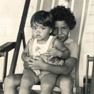 “Na Família Gil, dia 8 de agosto será sempre o dia oficial da alegria e celebração, da nossa integrante mais festiva. Uma saudade sem fim”, escreveu o artista, que compartilhou imagens raras e registros de momentos marcantes da filha.