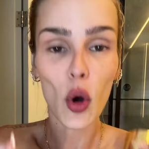 Por fim, Yasmin Brunet aplicou novamente o body splash na pele.