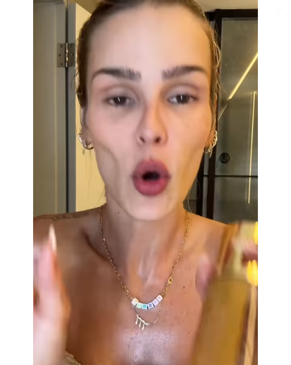 Por fim, Yasmin Brunet aplicou novamente o body splash na pele.