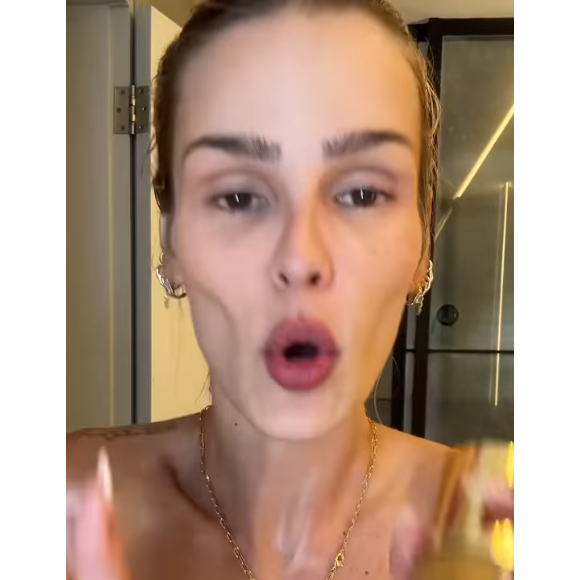 Por fim, Yasmin Brunet aplicou novamente o body splash na pele.