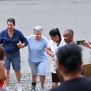 Pelo velório de Ney Latorraca passou a humorista Cláudia Rodrigues, diagnosticada há 10 anos com esclerose múltipla