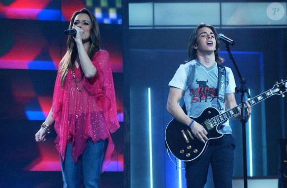 Sandy e Junior ‘convocaram uma coletiva pra desmentir. Deu um ano certo e eles se separaram’, disse Leo Dias
