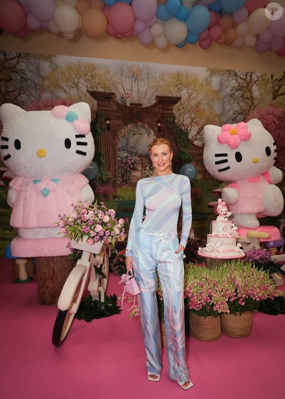 Seguindo a mesma estampa, uma calça pantalona avaliada em pouco mais de R$ 6 mil.