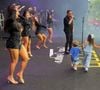 José Leonardo não tirou os olhos das bailarinas do avô
