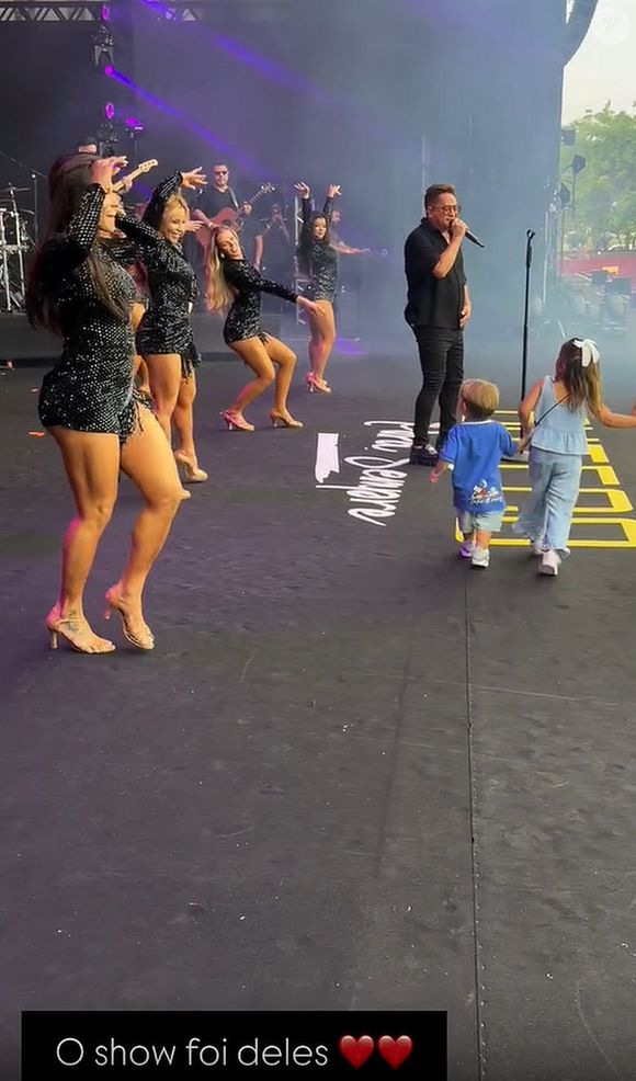 José Leonardo não tirou os olhos das bailarinas do avô