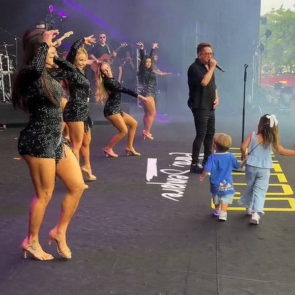 José Leonardo não tirou os olhos das bailarinas do avô