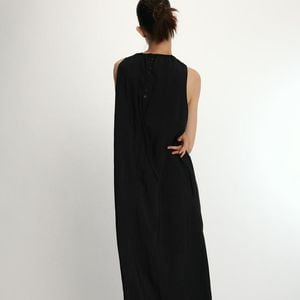 Mas isso não significa que ele seja básico ou sem graça, como prova este modelo de malha com barra assimétrica e volume maximalista da Zara, por R$ 279,00