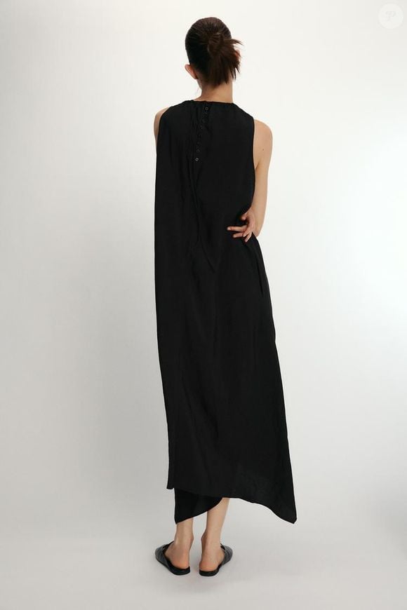 Mas isso não significa que ele seja básico ou sem graça, como prova este modelo de malha com barra assimétrica e volume maximalista da Zara, por R$ 279,00