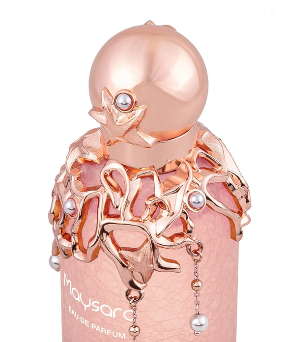 Para quem prefere perfumes com acordes mais intensos, o Maysara, da Hamidi, combina a vivacidade da lichia, da pimenta-rosa e da bergamota à delicadeza floral da rosa e da peônia, com um fundo de pralinê, sândalo e incenso