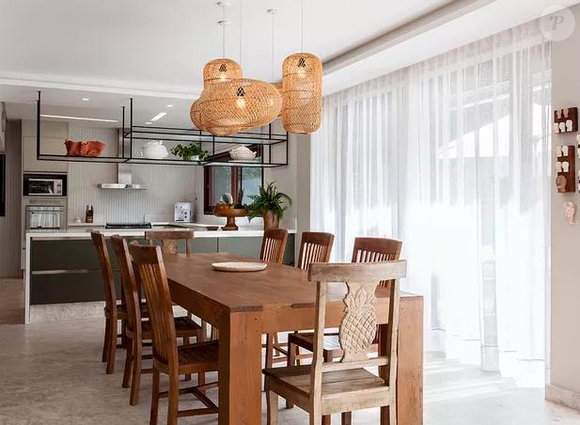 Entre os elementos que mais chamam atenção está o piso contínuo em mármore bege Bahia, escolhido para criar unidade visual e reforçar a transição suave entre as áreas internas e a parte externa.