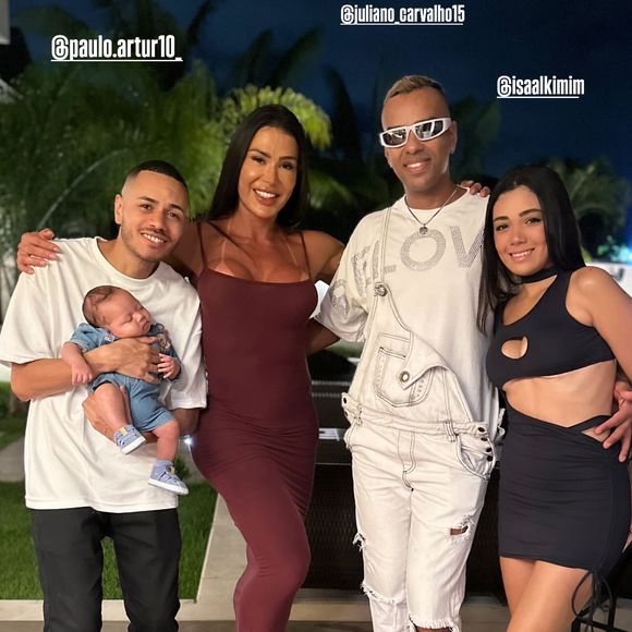 Filha de Belo e Gracyanne Barbosa se reuniram na noite do Natal 2024