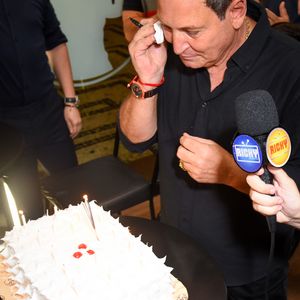 Luis Ricardo se emocionou ao ganhar bolo pelo aniversário ao lançar biografia em 27 de janeiro de 2025