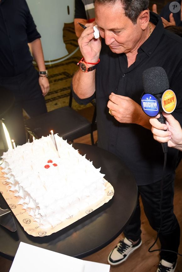 Luis Ricardo se emocionou ao ganhar bolo pelo aniversário ao lançar biografia em 27 de janeiro de 2025