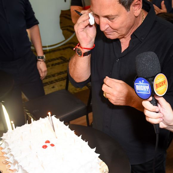 Luis Ricardo se emocionou ao ganhar bolo pelo aniversário ao lançar biografia em 27 de janeiro de 2025