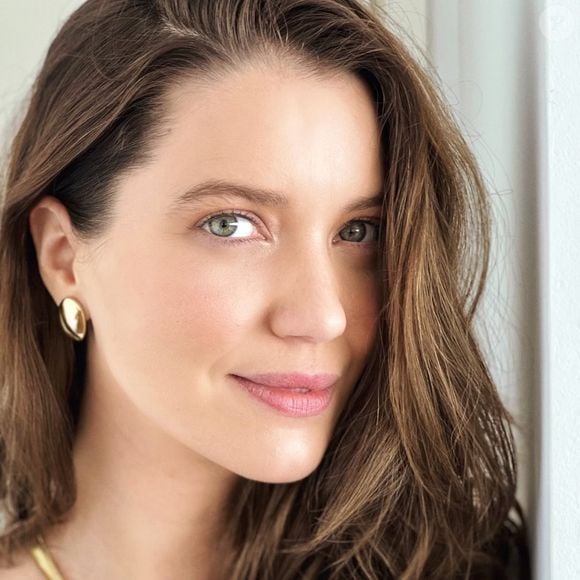 Nathalia Dill defende uma rotina de beleza simples e revelou os cuidados que adota para manter a pele bonita e saudável