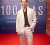 O ator João Vitor Silva apostou em um terno branco de linho com camisa marrom e botas pretas