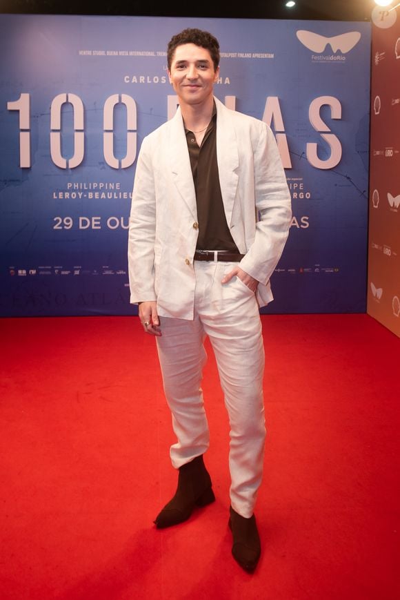O ator João Vitor Silva apostou em um terno branco de linho com camisa marrom e botas pretas