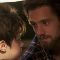 De anjinho em 'Além do Tempo' a arteiro na vida real: fã de Justin Bieber, ator da novela da Globo já se escondeu e fugiu de seguranças para ver show de graça