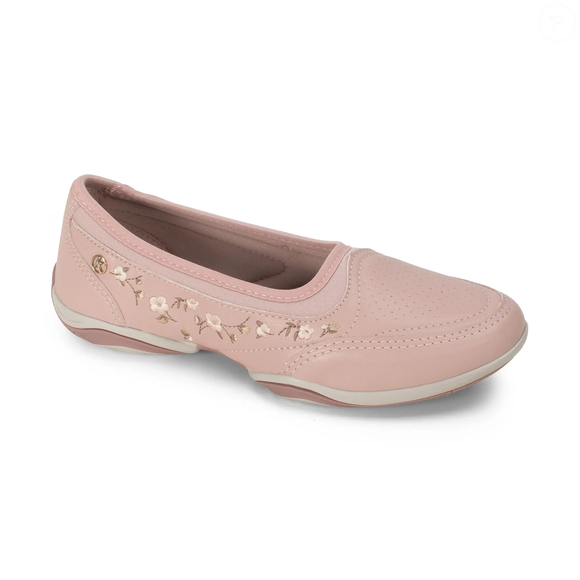 O bordado floral lateral é um dos detalhes que deixam a sapatilha esportiva mais delicada e feminina, criando um contraste interessante com a proposta confortável do modelo.